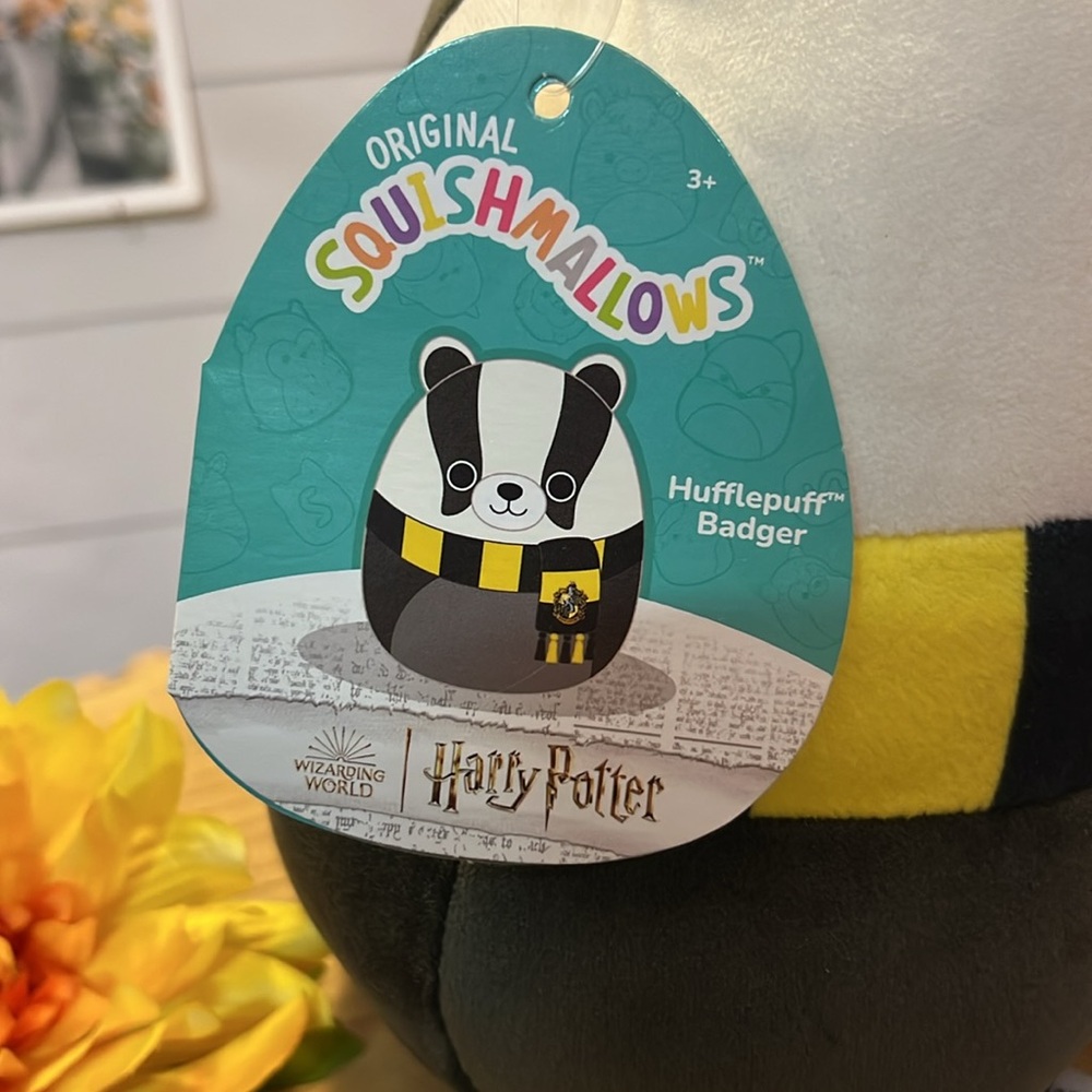 Squishmallows Hufflepuff Badger - Picture 3 of 4